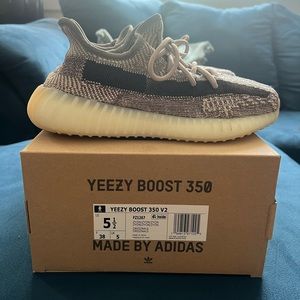 YEEZY BOOST 350 V2 'ZYON'. Size 5 1/2. Great condition